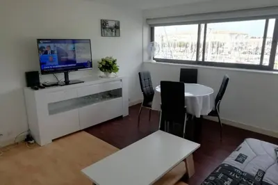 Télévision ou salle de divertissement dans l'établissement Appartement Le 