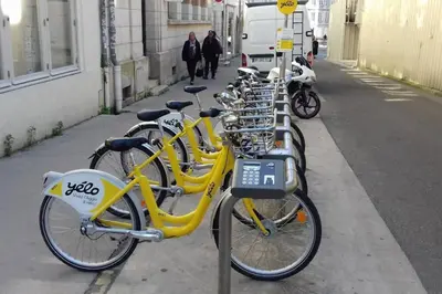 Vélo sur le terrain de l'établissement L Abricotier ou dans les environs