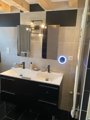 Salle de bains dans l'établissement Le « chai » vous