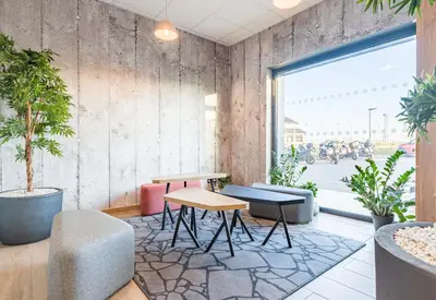 Coin salon dans l'établissement B&B HOTEL Poitiers Aéroport