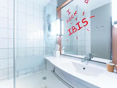 Salle de bains dans l'établissement Hôtel Ibis Cognac Centre