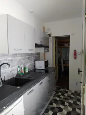 Cuisine ou kitchenette dans l'établissement Logement sympas à Saintes