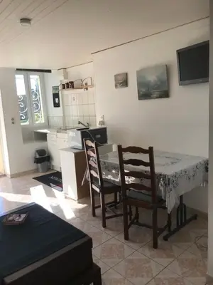 Cuisine ou kitchenette dans l'établissement Le charmant studio