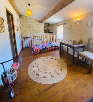 Coin salon dans l'établissement La Barauderie , chambre individuelle