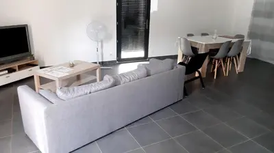 Télévision ou salle de divertissement dans l'établissement Maison entière moderne tout confort de 92m²