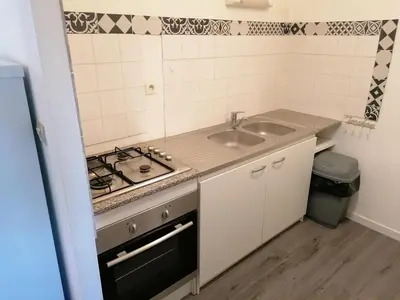 Cuisine ou kitchenette dans l'établissement Appartement meublé proche du futuroscope
