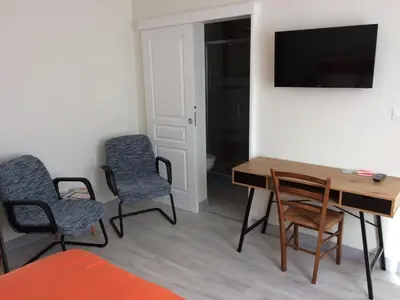 Télévision ou salle de divertissement dans l'établissement La parenthèse