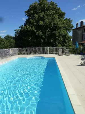 Piscine de l'établissement A L'Ombre Du Marronnier GITES ou située à proximité