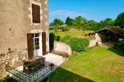 Jardin de l'établissement A L'Ombre Du Marronnier GITES