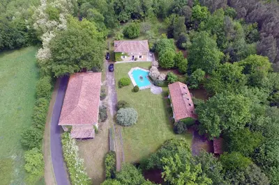 Piscine de l'établissement La Grenouille ou située à proximité