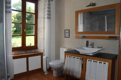 Salle de bains dans l'établissement Le Moulin de Charzay, éco-gîte familial en Deux-Sèvres, Nouvelle Aquitaine