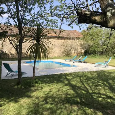 Piscine de l'établissement Blacksmiths Cottage in Blanzay - 3 beds ou située à proximité