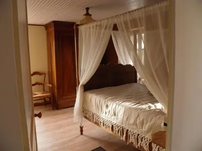 Un ou plusieurs lits dans un hébergement de l'établissement Gîte de caractère avec étang privé, jardin clos et cheminée, parfait pour les familles - FR-1-426-121