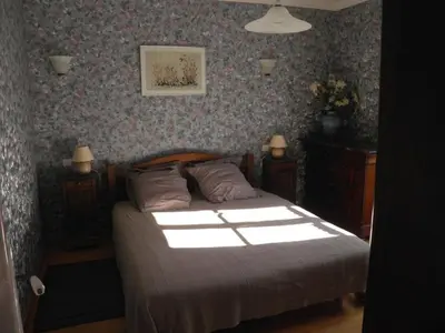 Un ou plusieurs lits dans un hébergement de l'établissement Gîte de caractère avec étang privé, jardin clos et cheminée, parfait pour les familles - FR-1-426-121