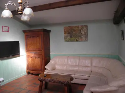 Télévision ou salle de divertissement dans l'établissement Gîte de caractère avec étang privé, jardin clos et cheminée, parfait pour les familles - FR-1-426-121
