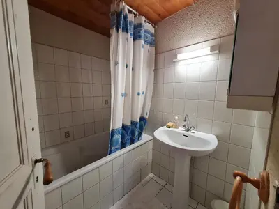 Salle de bains dans l'établissement Maison de caractère avec jardin, barque et VTT dans le Marais Poitevin - FR-1-426-139