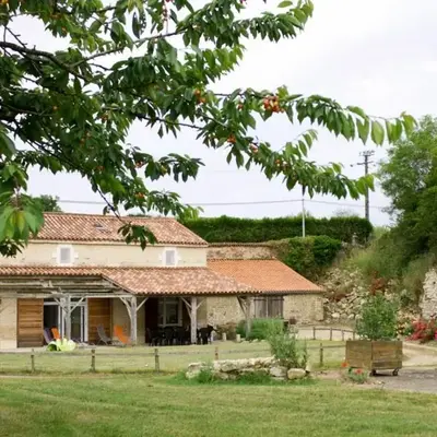 Gîte de charme avec terrasse et activités familiales à Payré