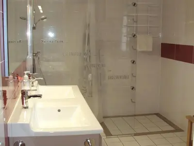 Salle de bains dans l'établissement Maison rénovée avec jardin, SPA, vélos près des commerces - Animaux acceptés - FR-1-426-291