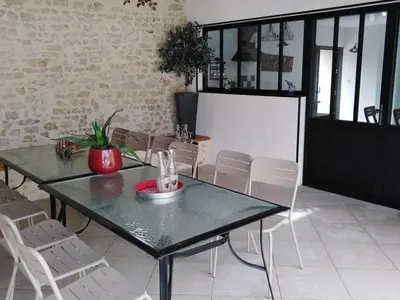 Coin salon dans l'établissement Maison rénovée pour 14 pers avec piscine chauffée, jardin, baby-foot, proche Puy du Fou et La Rochelle - FR-1-426-362