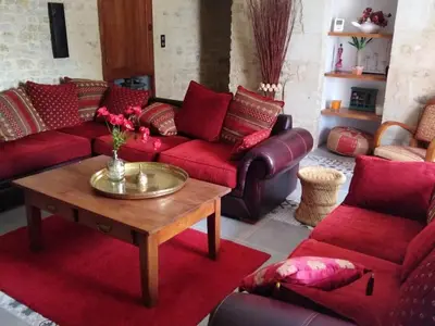 Coin salon dans l'établissement Maison rénovée pour 14 pers avec piscine chauffée, jardin, baby-foot, proche Puy du Fou et La Rochelle - FR-1-426-362