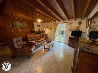 Télévision ou salle de divertissement dans l'établissement Maison Authentique avec Cour Privée, Wifi et Proximité Activités – Thiré, Vendée - FR-1-426-396