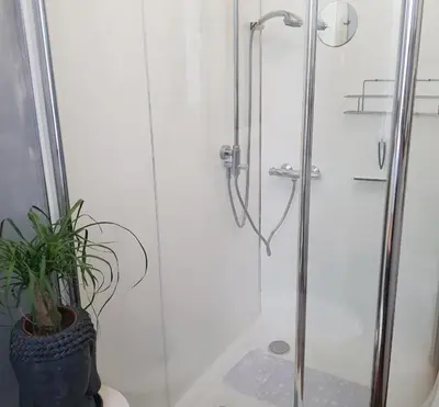 Salle de bains dans l'établissement 2Bed Gite Sleeps 6 - Pool Hot Tub Parking