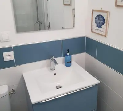 Salle de bains dans l'établissement 2Bed Gite Sleeps 6 - Pool Hot Tub Parking