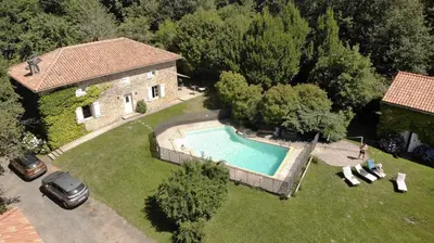 Piscine de l'établissement Gîte 4 personnes situé aux portes du Périgord ou située à proximité