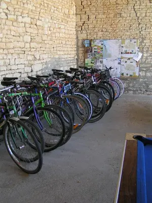 Vélo sur le terrain de l'établissement Pegasus, Les Constellations ou dans les environs