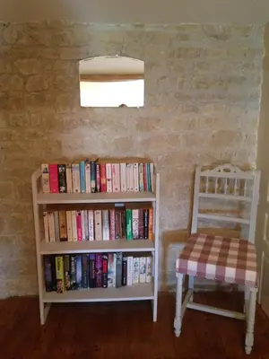 Bibliothèque dans la maison de vacances