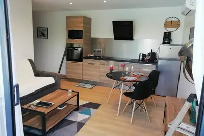 Cuisine ou kitchenette dans l'établissement Entre Piscine et Mer