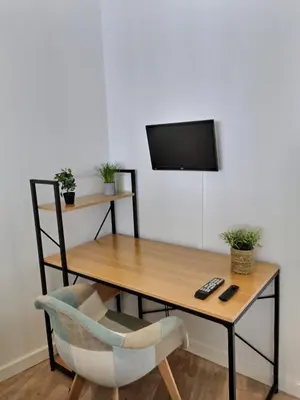 Télévision ou salle de divertissement dans l'établissement L'ATELIER - 500m Musée BD