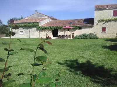 Jardin de l'établissement Gîte authentique avec piscine, proche nature et activités, rénové et confortable, jusqu'à 6 pers. - FR-1-426-96