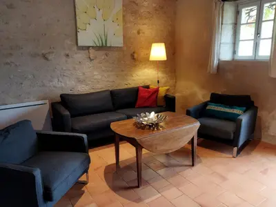 Coin salon dans l'établissement Gîte authentique avec piscine, proche nature et activités, rénové et confortable, jusqu'à 6 pers. - FR-1-426-96