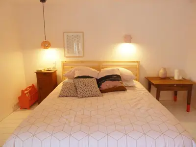 Un ou plusieurs lits dans un hébergement de l'établissement Grande maison rénovée, piscine, 4 chambres, vaste terrain, près piste cyclable et pêche, Wi-Fi inclus - FR-1-426-408