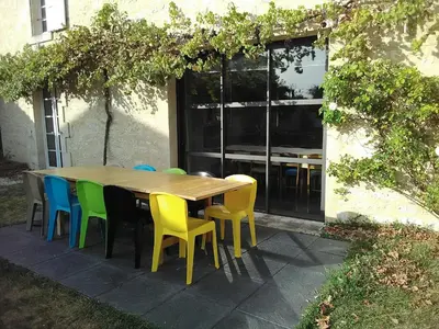 Jardin de l'établissement Grande maison rénovée, piscine, 4 chambres, vaste terrain, près piste cyclable et pêche, Wi-Fi inclus - FR-1-426-408