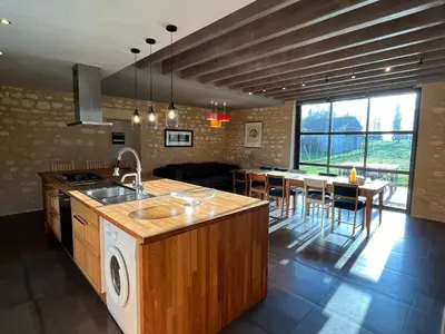 Cuisine ou kitchenette dans l'établissement Grande maison rénovée, piscine, 4 chambres, vaste terrain, près piste cyclable et pêche, Wi-Fi inclus - FR-1-426-408