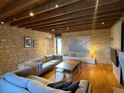 Coin salon dans l'établissement Grande maison rénovée, piscine, 4 chambres, vaste terrain, près piste cyclable et pêche, Wi-Fi inclus - FR-1-426-408