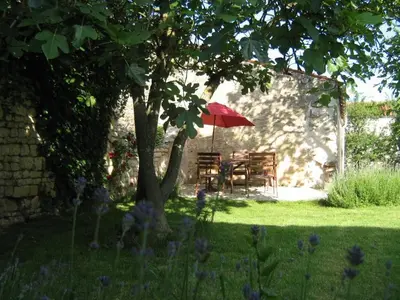Jardin de l'établissement Charmante maison XVIIIème rénovée avec piscine et terrasse, proche rivière et pistes cyclables - FR-1-426-99