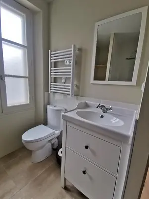 Salle de bains dans l'établissement Appartement Escapade Marine - Maison d Aligre