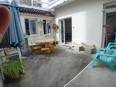 Coin salon dans l'établissement Les Volets Bleus T3 de 80 m2 patio privatif