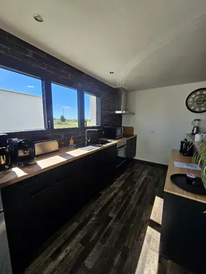 Cuisine ou kitchenette dans l'établissement Le Clos des Prés Carrés - La Maline - Piscine chauffée et salle de jeux