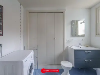 Salle de bains dans l'établissement Échoppe confortable à 200m de la plage - 4 pers, patio, cuisine équipée - FR-1-258-198