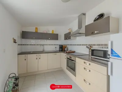 Cuisine ou kitchenette dans l'établissement Échoppe confortable à 200m de la plage - 4 pers, patio, cuisine équipée - FR-1-258-198