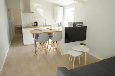 Cuisine ou kitchenette dans l'établissement T2 - 28m2 avec cour et stationnement, wifi et linge fournis