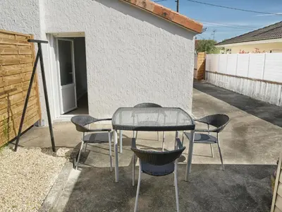 Terrasse ou espace extérieur de l'établissement T2 - 28m2 avec cour et stationnement, wifi et linge fournis