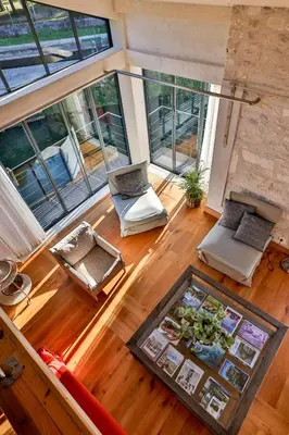 Coin salon dans l'établissement QUAI 3 loft moderne et lumineux les pieds dans l'eau