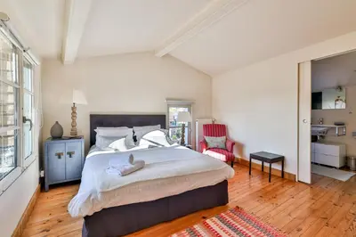 Un ou plusieurs lits dans un hébergement de l'établissement QUAI 3 loft moderne et lumineux les pieds dans l'eau