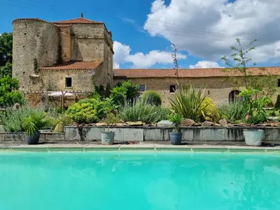 Piscine de l'établissement Château de la Cressonnière ou située à proximité