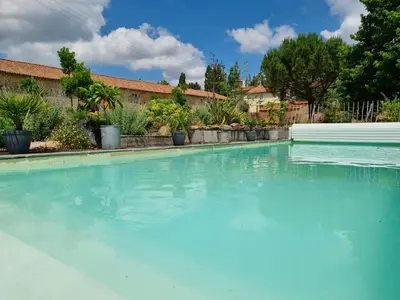 Piscine de l'établissement Château de la Cressonnière ou située à proximité